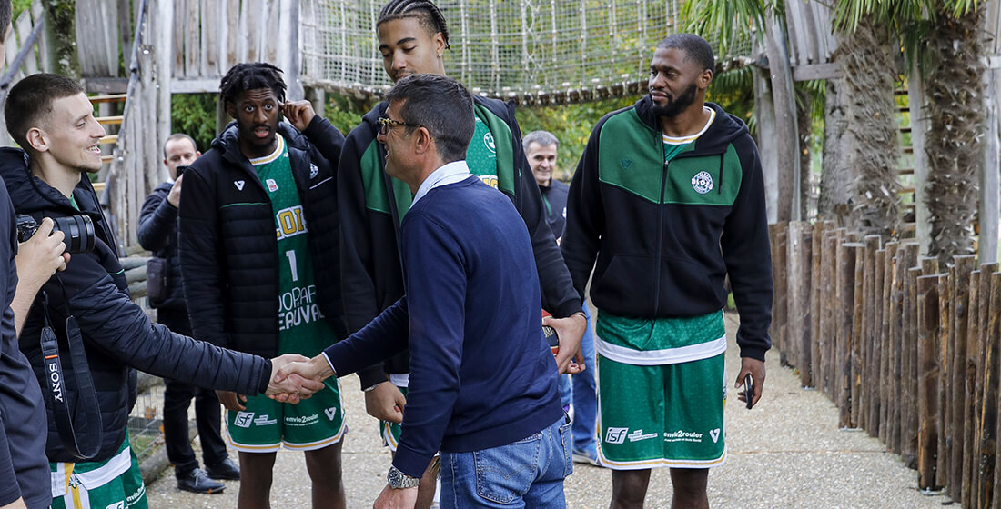 Poignée de main Rodolphe Delord, directeur du ZooParc et l'équipe de basket de l'ADA Blois
