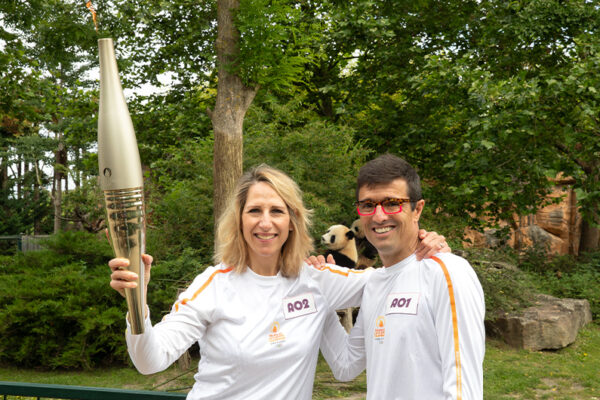 Rodolphe Delord et Maud Fontenoy portent la Flamme Olympique à Beauval !