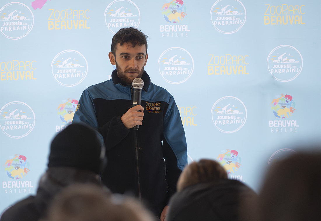 échange avec un soigneur à la journée des parrains 2024