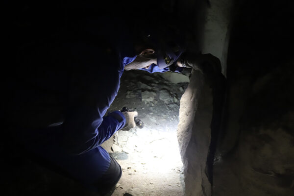 Spéléologue dans la cave