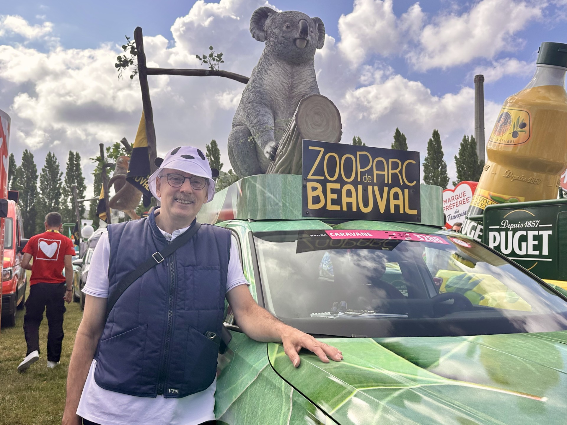 Christophe Mercier, parrain de Genoa, posant devant le véhicule à l’effigie de la femelle koala. Christophe Mercier, parrain de Genoa, posant devant le véhicule à l’effigie de la femelle koala.