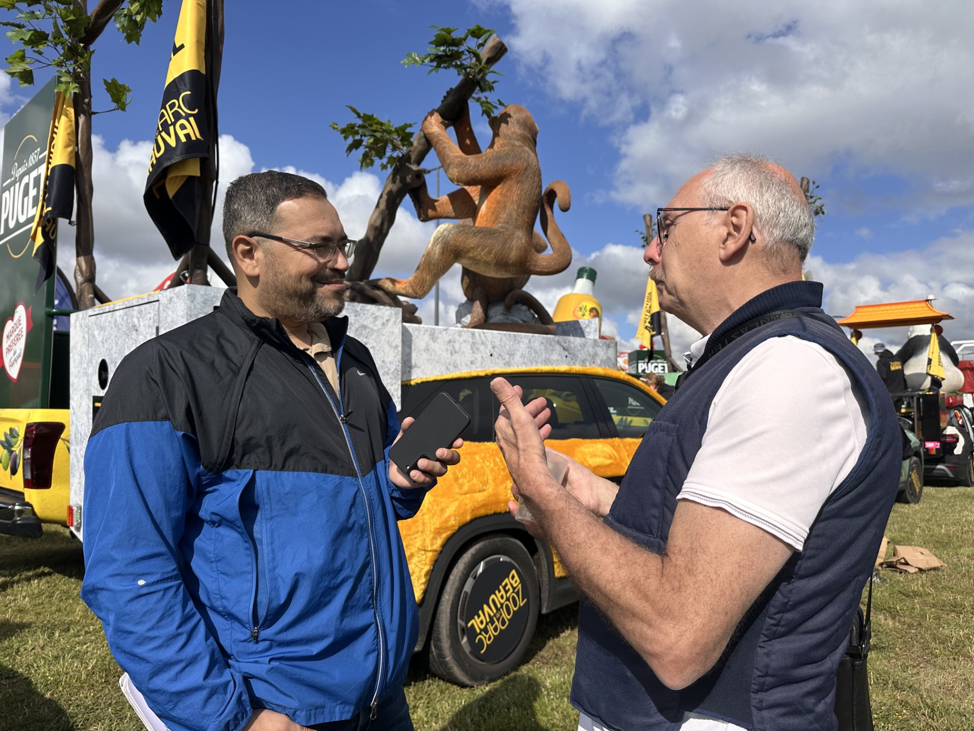 Christophe Mercier, parrain Beauval Nature, interviewé par le journaliste du Courrier Picard une heure avant le départ de la Caravane du Tour. Christophe Mercier, parrain Beauval Nature, interviewé par le journaliste du Courrier Picard une heure avant le départ de la Caravane du Tour.